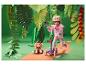 Mädchen in rosa LUPILU® Paw Patrol Jeansjacke fährt auf einem Roller.