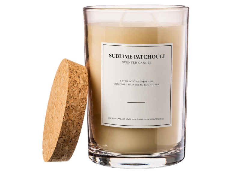 Duftkerze im Glas mit Korkdeckel, beschriftet mit 'Sublime Patchouli'.