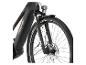 Schwarzes E-Bike mit Federgabel, Scheinwerfer und Vorderreifen mit Pannenschutz.