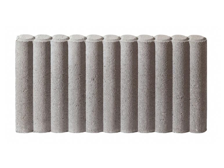 Graue Beton-Beeteinfassung mit gewelltem Design für den Garten.