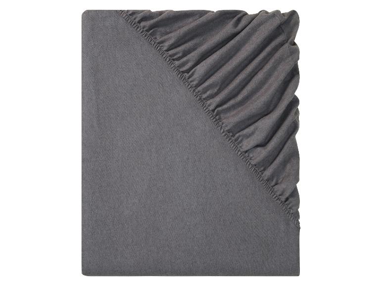 Graues Spannbettlaken auf weißem Hintergrund