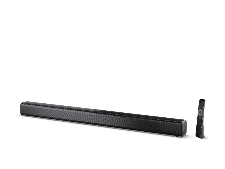 Schwarze Soundbar mit Fernbedienung auf weißem Hintergrund.