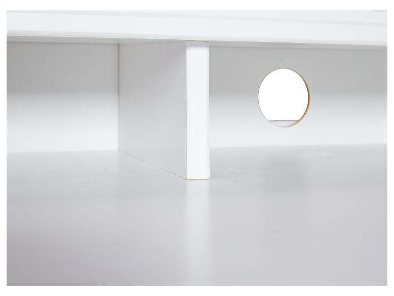 Weißes Regal mit Kabelöffnung, Nahaufnahme.