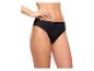 Schwarzer Damen-Slip mit Spitzenbesatz, getragen von einer Frau.