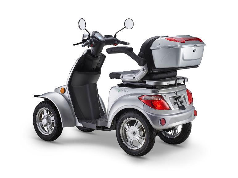 Silberner Elektromobil-Roller mit drei Rädern, schwarzem Sitz und Heckbox.