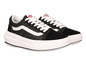 Schwarze Vans Old Skool Sneaker mit weißen Akzenten.