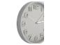 Runde graue Wanduhr mit erhabenen Ziffern.