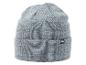 Eine graue Mütze mit dem Umbro-Logo.