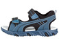Blaue Sandalen mit Klettverschluss.