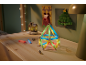 Leuchtendes Magnetbauset auf Holztisch mit Weihnachtsdekorationen.