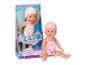 Babypuppe im rosa Flamingo-Badeanzug und Badekappe, in und außerhalb der Verpackung.