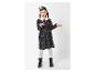 Mädchen in Halloween-Kleid mit Totenköpfen und Spinnweben, weißer Strumpfhose und schwarzen Stiefeln.