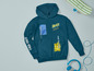 Ein dunkelblauer Hoodie mit Skateboard-Print, ein Skateboard und Kopfhörer.