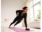 Frau in Sportkleidung macht einen Plank mit 2 kg Hanteln.