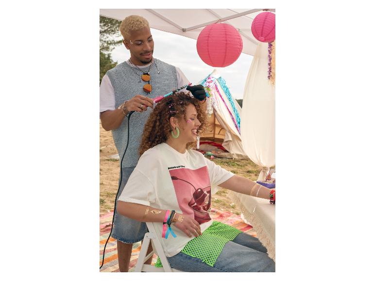 Festival-Frisur: Lockenstab und Schmuck auf einem Manhattan-Shirt.