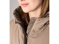 Nahaufnahme einer Frau in einer braunen Winterjacke mit Kapuze.