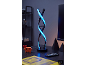 Moderne LED-Schreibtischlampe in Form einer DNA-Doppelhelix, die blau auf einem Tisch leuchtet.
