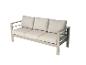 Dreisitziges Outdoor-Sofa mit Metallrahmen und beigen Kissen