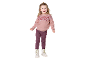 Kleines Mädchen in einem rosa gemusterten Pullover, weinroten Leggings und weißen Stiefeln.