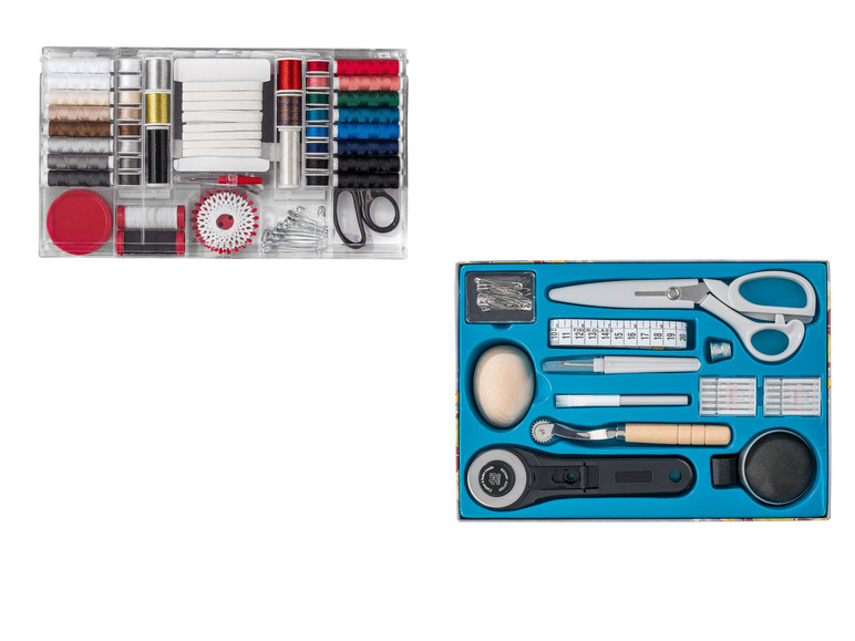 Zwei Nähkästen mit Garn, Nadeln, Schere und anderem Zubehör.