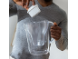 Mann setzt Wasserfilter in eine transparente Kanne ein.