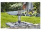 Automatische Gardena Gartenpumpe auf einer Bodenplatte installiert.