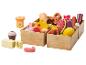Holzspielzeug-Lebensmittelset mit verschiedenen Lebensmitteln in Kisten, darunter Obst, Gemüse, Fleisch und Milchprodukte.