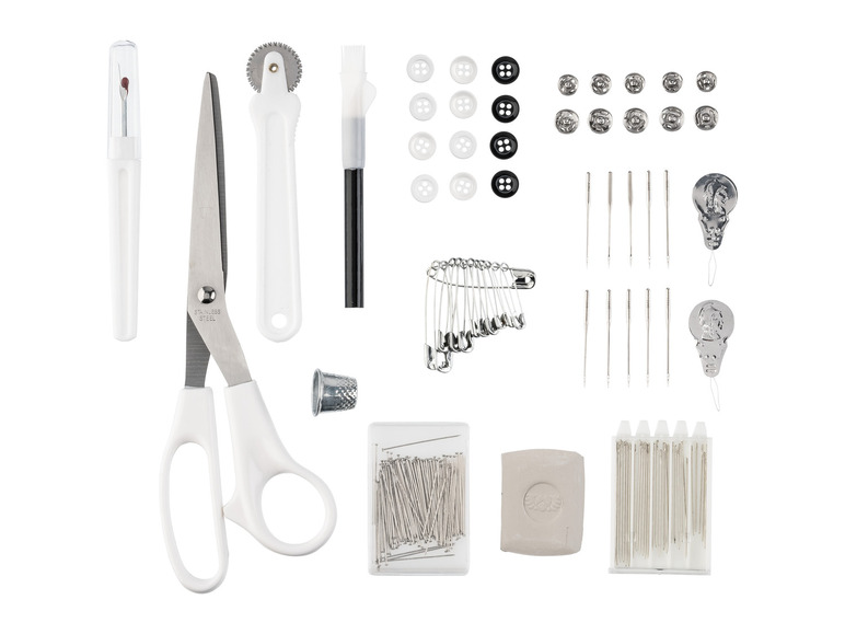 Nähset mit Schere, Knöpfen, Stecknadeln und Nadeln.