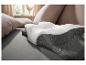 LIVARNO® Premium Nackenstützkissen mit weißer gesteppter Oberseite und grauem Netz auf einem Bett.