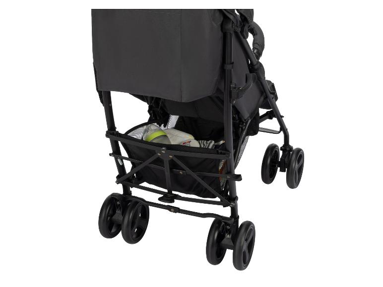 Schwarzer Kinderwagen mit Flasche und Windeln im Korb