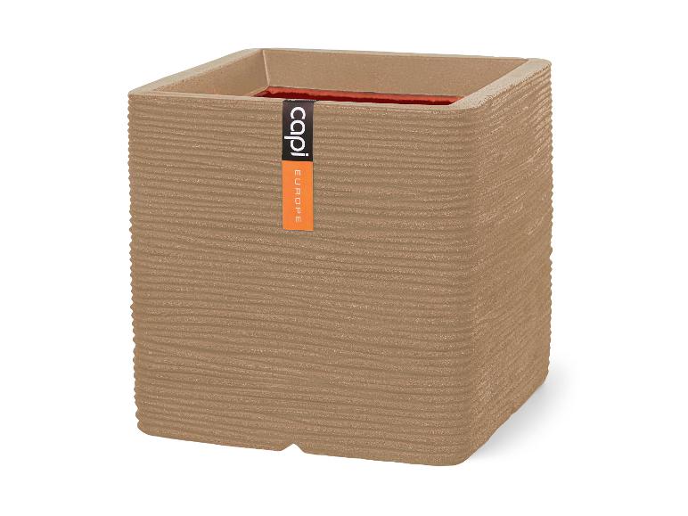 Quadratischer beiger Pflanzkübel mit horizontalen Rillen und einem orangefarbenen Etikett.