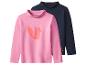 Zwei Langarmshirts, eines rosa mit Fuchs und eines dunkelblau mit Sternen.
