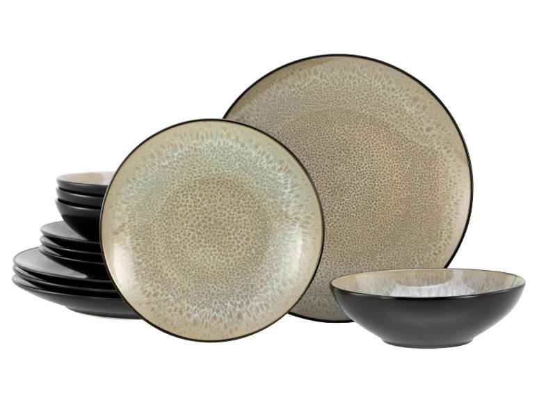 Steingut-Geschirrset mit beigen und schwarzen Tellern und Schalen.