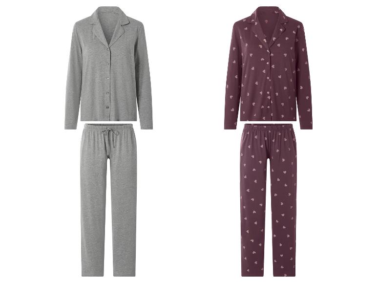 Graue und pflaumenfarbene Damen-Pyjama-Sets mit Herzchenmuster.