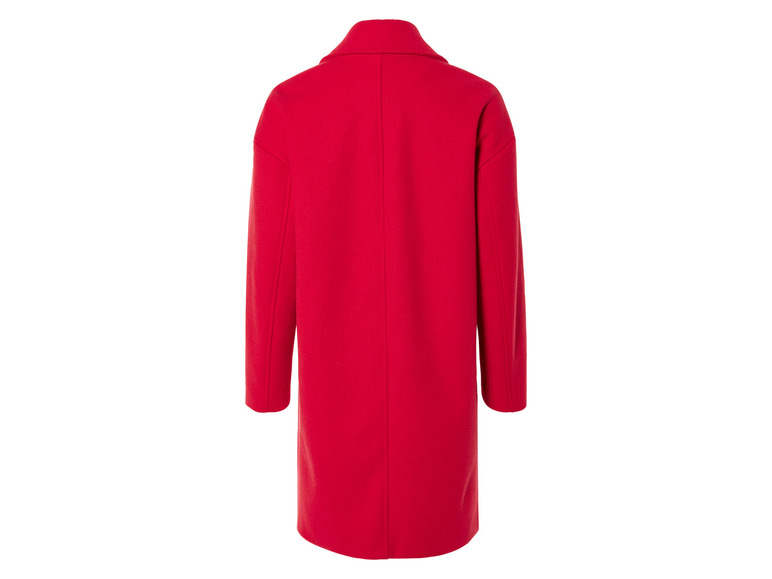 Ein langer, roter Mantel mit Reverskragen.