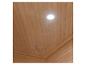 Holzsauna-Interieur mit Einbauleuchte und Temperatursensor an der Decke.