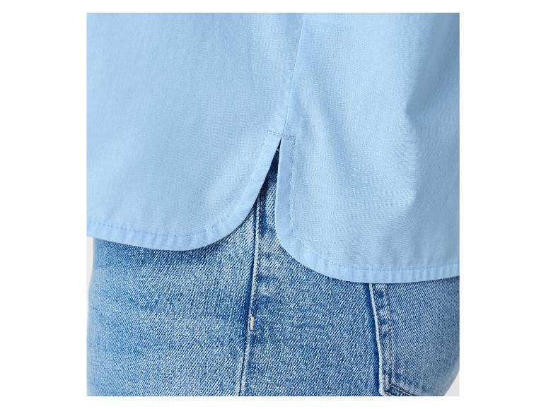 Hellblaues Hemd und Jeans.