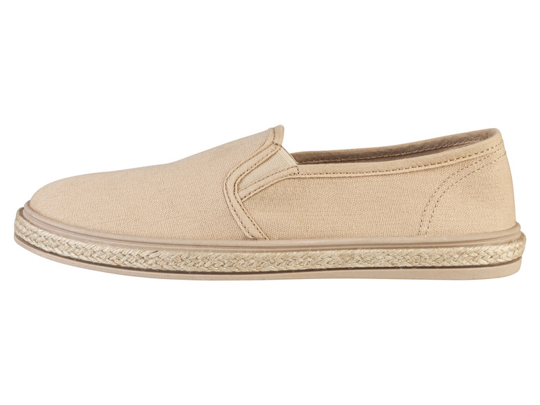 Beige Canvas-Slipper mit Schnursolen.