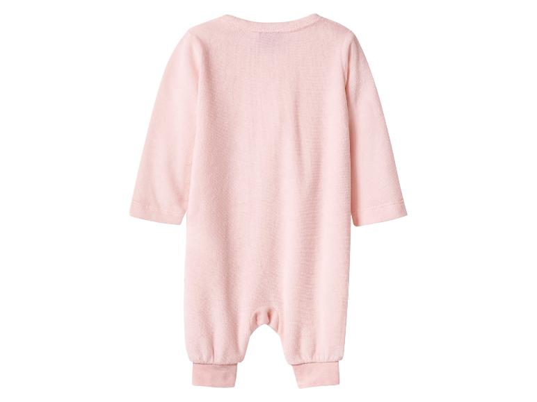 Hellrosa Plüsch-Baby-Strampler mit langen Ärmeln und geschlossenen Füßen.