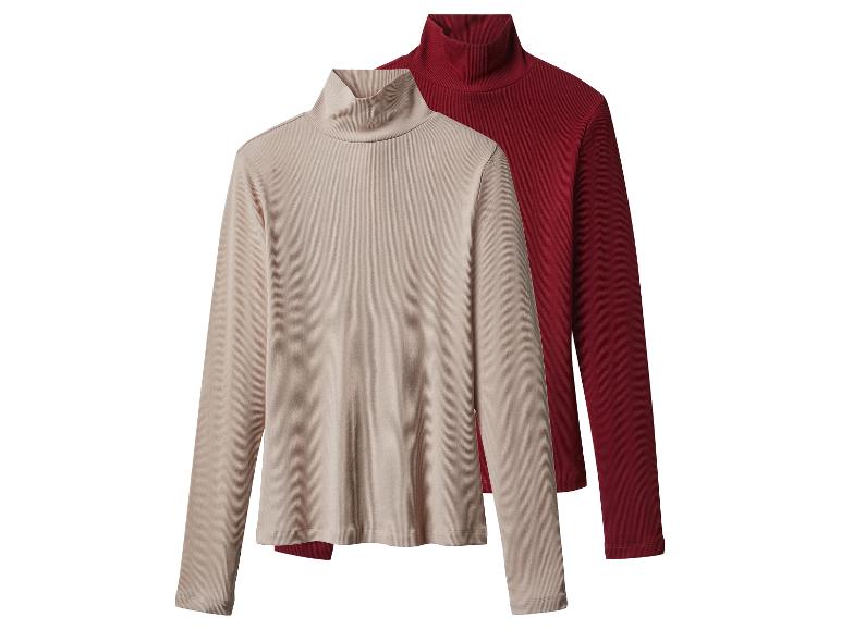 Zwei gerippte Rollkragenpullover, einer beige und einer rot