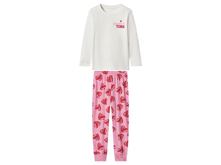Pyjama mit Langarmshirt und Herzhosen, Aufschrift 'FAMILY TIME' auf dem Shirt.