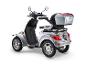 Silberner Elektromobil-Roller mit drei Rädern, schwarzem Sitz und Heckbox.
