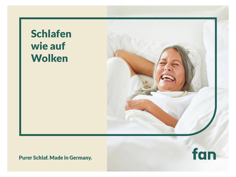 Eine Frau lacht im Bett, mit dem Text 'Schlafen wie auf Wolken'