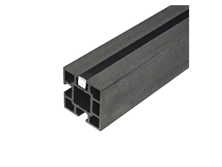 Graues Verbundprofil mit schwarzem Streifen und weißem Einsatz, schräg dargestellt.