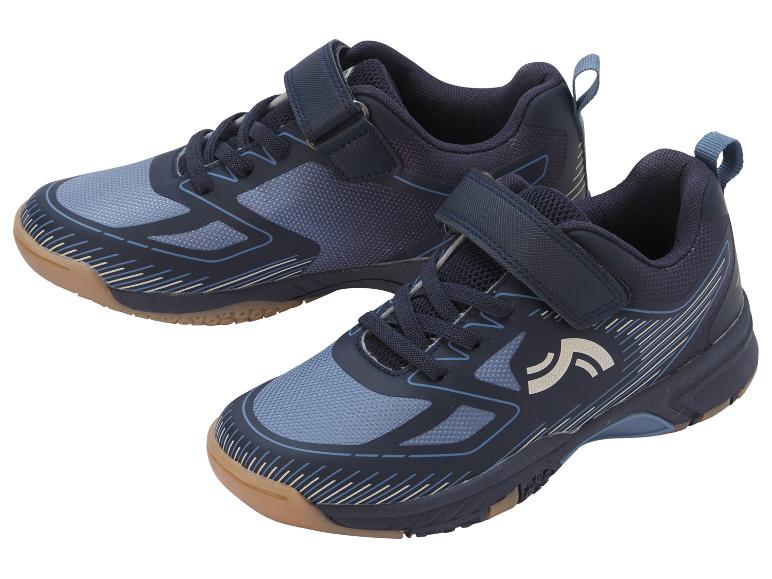 Ein Paar blaue Sportschuhe mit Mesh-Details und Klettverschluss.