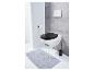 Toilette mit schwarzem Sitz und grauer Badezimmermatte.