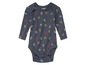 Ein grauer Babybody mit langen Ärmeln, bedeckt mit einem Blatt-Muster.
