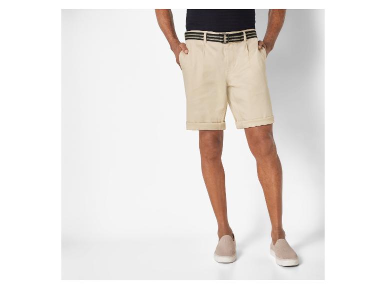 Beige Shorts und Schuhe für Herren.