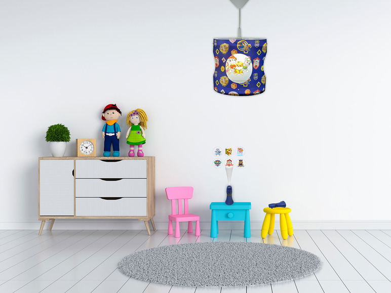 Ein Kinderzimmer mit einer Paw Patrol Lampe, einem Schrank und Spielzeug.