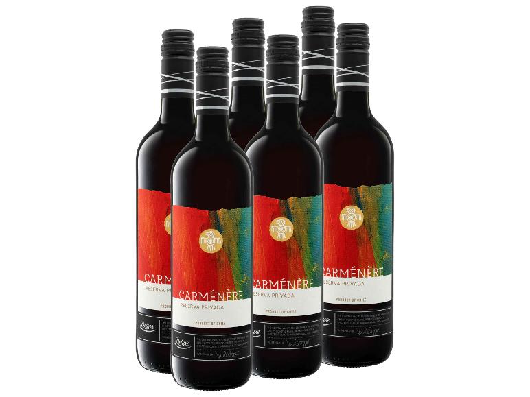 Sechs Flaschen Carménère Reserva Privada Rotwein mit farbenfrohen Etiketten.